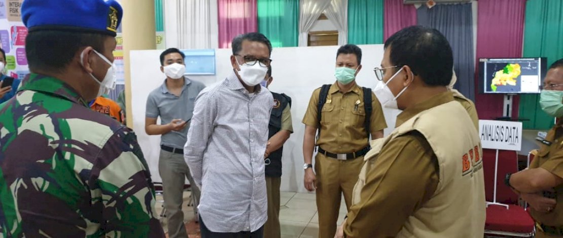 NA saat berkunjung ke posko Covid-19 di Jl Nikel.