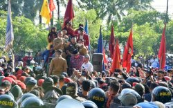 Gubernur Sulsel Orasi di Atas Mimbar Massa Aksi Tolak UU Omnibus Law