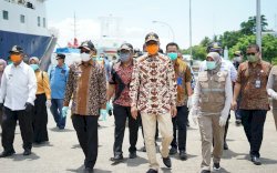 Gubernur Sulsel Tinjau Pelabuhan, Taufan Pawe: Setiap Kedatangan Kita Semprotkan Disinfektan