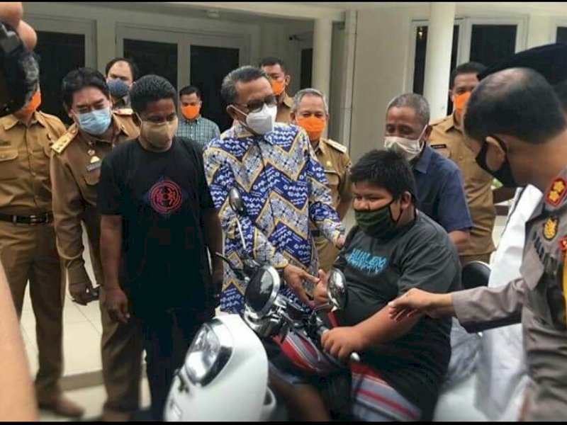 Diundang Khusus ke Gubernuran, Bocah Penjual Jalangkote Dapat Motor dan Beasiswa