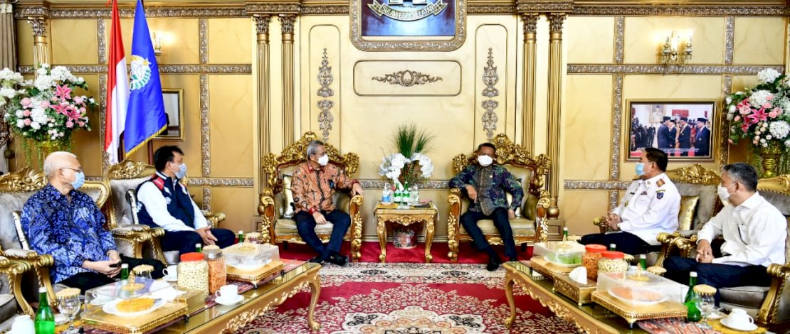 Suasana di sela-sela penandatanganan kerjasama PT Waskita Karya dan Perseroda Sulsel soal pembangunan Twin Tower. 