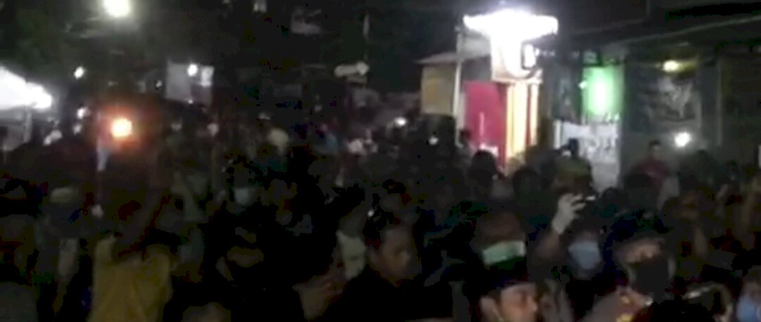 Para jemaah salah satu masjid di Kota Makassar bersitegang dengan aparat keamanan saat memaksakan salat tarawih. 