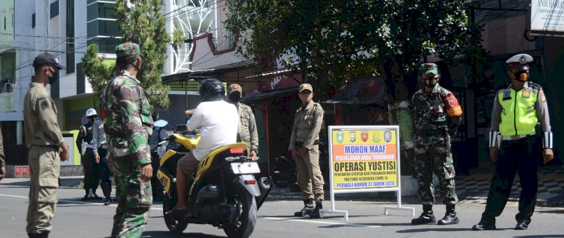 Satgas Penanganan COVID-19 Kota Parepare menggelar Operasi Yustisi Protokol Covid-19 di Jalan Bau Massepe, Kota Parepare, Sulawesi Selatan, Kamis 12 November 2020. Operasi tersebut dilaksanakan untuk mencegah penyebaran Covid-19. Dalam Operasi ini, warga yang tidak menggunakan Protokol kesehatan didenda dengan dua pilihan. yakni membayar Rp50 ribu atau membersihkan sampah dengan waktu 3 jam. FOTOGRAFER/ ZUL KIFLI