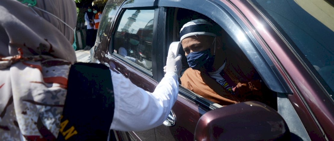 Satgas Penanganan COVID-19 Kota Parepare menggelar Operasi Yustisi Protokol Covid-19 di Jalan Bau Massepe, Kota Parepare, Sulawesi Selatan, Kamis 12 November 2020. Operasi tersebut dilaksanakan untuk mencegah penyebaran Covid-19. Dalam Operasi ini, warga yang tidak menggunakan Protokol kesehatan didenda dengan dua pilihan. yakni membayar Rp50 ribu atau membersihkan sampah dengan waktu 3 jam. FOTOGRAFER/ ZUL KIFLI