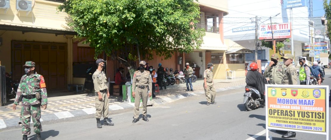 Tim Gugus Tugas Covid-19 Parepare, menggelar operasi yustisi. (Foto: Zul Kifli).