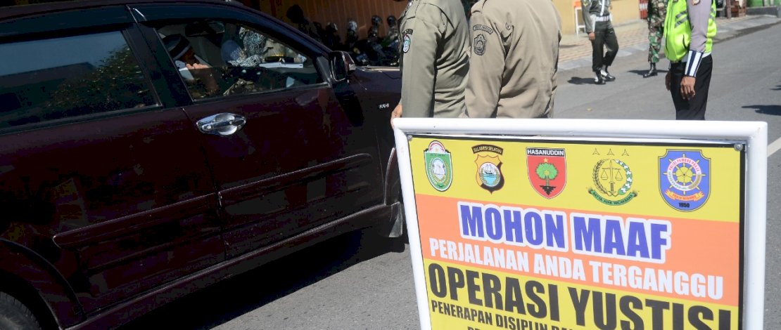 Satgas Penanganan COVID-19 Kota Parepare menggelar Operasi Yustisi Protokol Covid-19 di Jalan Bau Massepe, Kota Parepare, Sulawesi Selatan, Kamis 12 November 2020. Operasi tersebut dilaksanakan untuk mencegah penyebaran Covid-19. Dalam Operasi ini, warga yang tidak menggunakan Protokol kesehatan didenda dengan dua pilihan. yakni membayar Rp50 ribu atau membersihkan sampah dengan waktu 3 jam. FOTOGRAFER/ ZUL KIFLI