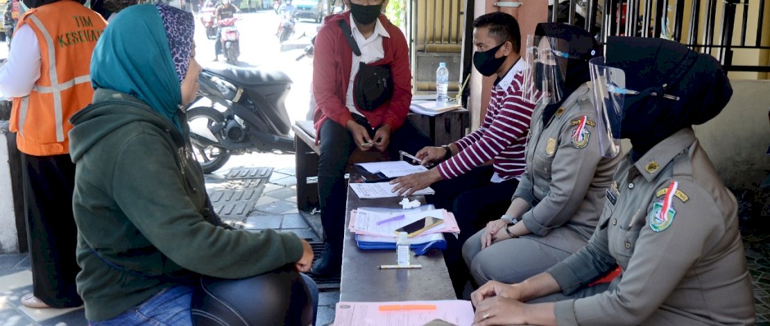 Satgas Penanganan COVID-19 Kota Parepare menggelar Operasi Yustisi Protokol Covid-19 di Jalan Bau Massepe, Kota Parepare, Sulawesi Selatan, Kamis 12 November 2020. Operasi tersebut dilaksanakan untuk mencegah penyebaran Covid-19. Dalam Operasi ini, warga yang tidak menggunakan Protokol kesehatan didenda dengan dua pilihan. yakni membayar Rp50 ribu atau membersihkan sampah dengan waktu 3 jam. FOTOGRAFER/ ZUL KIFLI