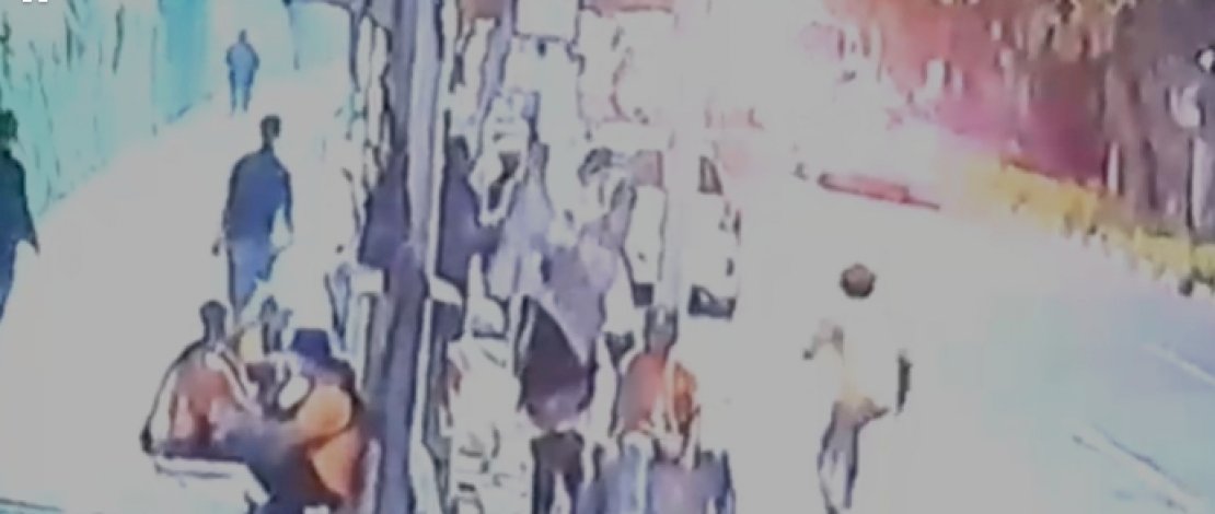 Video CCTV: Penikam Pendukung Appi-ARB Dikejar Relawan Berbaju Orange