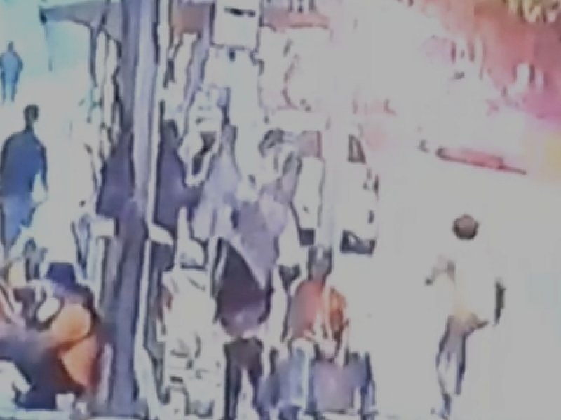 Video CCTV: Penikam Pendukung Appi-ARB Dikejar Relawan Berbaju Orange
