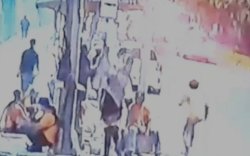 Video CCTV: Penikam Pendukung Appi-ARB Dikejar Relawan Berbaju Orange