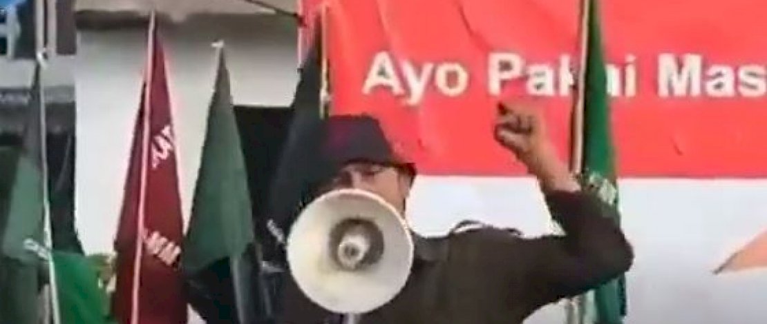 RF saat ditangkap saat orasi, karena nyanyiannya yang menghina polisi.