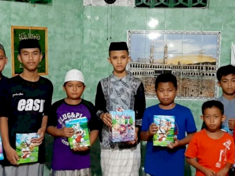 Forum OSIS Sulsel Salurkan Bantuan kepada Siswa Kurang Mampu di Soppeng