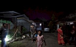 Memutus Rantai Covid-19, Warga Swadaya Buat Pagar Besi di Ujung Lorong