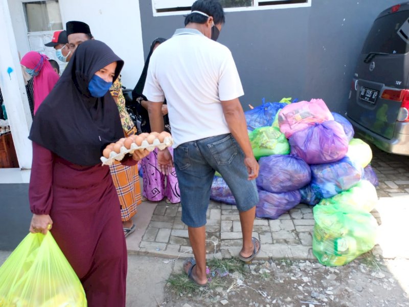 Paket Sembako Bantuan Covid-19 Disambut Haru Warga Gowa