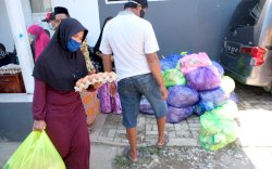 Paket Sembako Bantuan Covid-19 Disambut Haru Warga Gowa