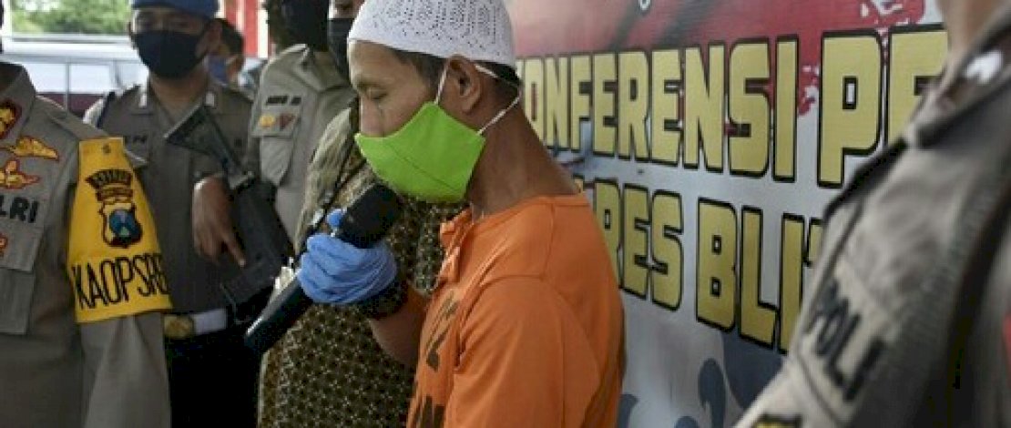MT saat dihadirkan dalam konferensi pers di Mapolres Blitar.