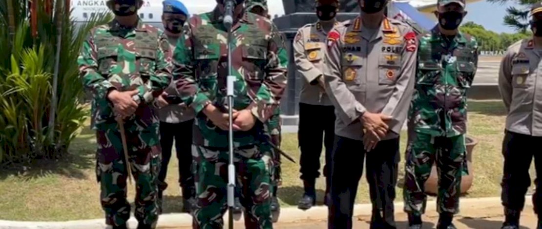 Panglima TNI Marsekal TNI Hadi Tjahyanto bersama Kapolri Jenderal Pol Idham Azis saat konferensi pers di Lanud Galaktika AURI, Makassar. Panglima TNI Marsekal TNI Hadi Tjahyanto bersama Kapolri Jenderal Pol Idham Azis saat konferensi pers di Lanud Galaktika AURI, Makassar.