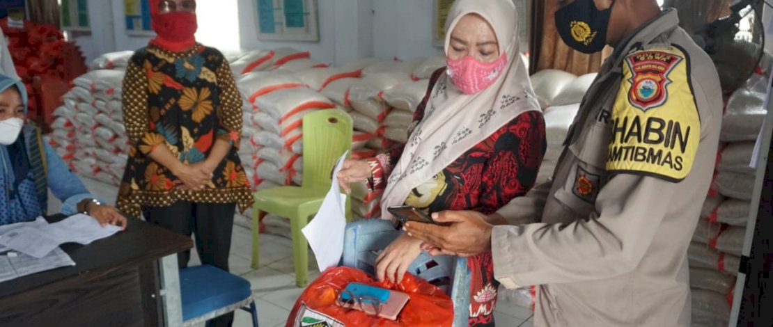 Pj Sekda Gowa Memantau Penyaluran JPS di Desa Bontoala