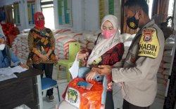 Pj Sekda Gowa Memantau Penyaluran JPS di Desa Bontoala