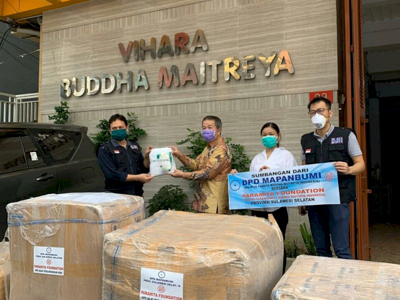 Paramita Foundation Serahkan Bantuan APD ke Satgas IDI Makassar