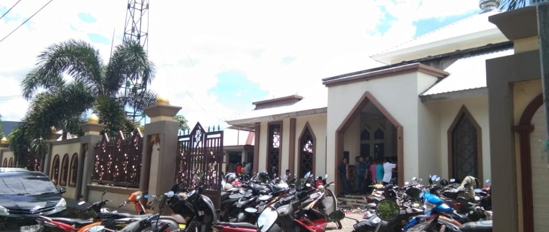 Jemaah salat Jumat tetap membeludak di tengah imbauan MUI dan surat edaran Gubernur Sulsel. 