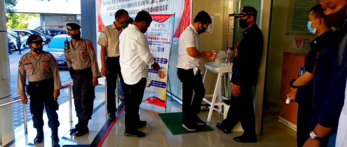 Pasangan kandidat None-Zunnun, juga balon wakil wali kota pasangan Danny Pomanto, Fatmawati saat tiba di PCC RSUP Dr Wahidin Sudirohusodo Makassar.