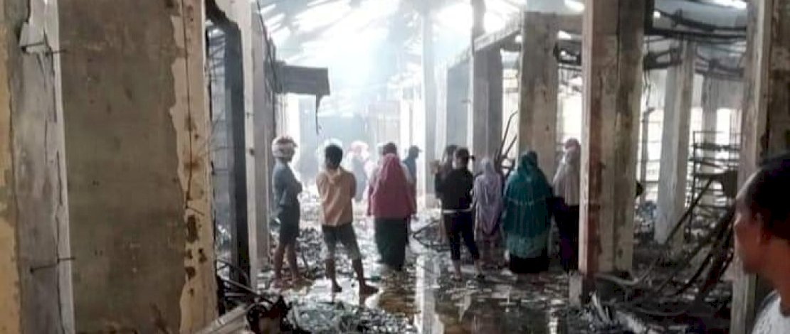 Pasar Karisa Jeneponto terbakar.