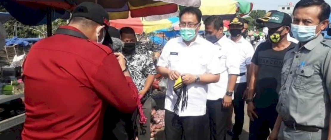 Pjs Bupati dan Forkopimda Sasar Pasar Minasamaupa Sosialisasi Perda dan Bagikan Masker