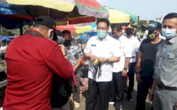 Pjs Bupati dan Forkopimda Sasar Pasar Minasamaupa Sosialisasi Perda dan Bagikan Masker