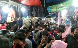 Sejumlah Pusat Belanja di Makassar Padat Merayap Saat Malam Takbiran