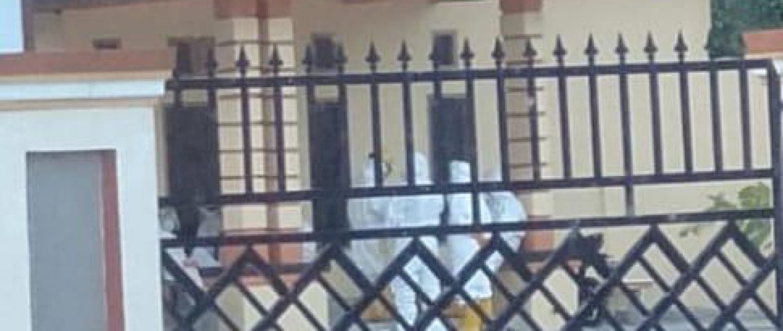 Petugas medis ketika menjemput pasien Covid-19 di salah satu rumah warga di Kota Raha, Minggu (19/4). Foto: Istimewah 