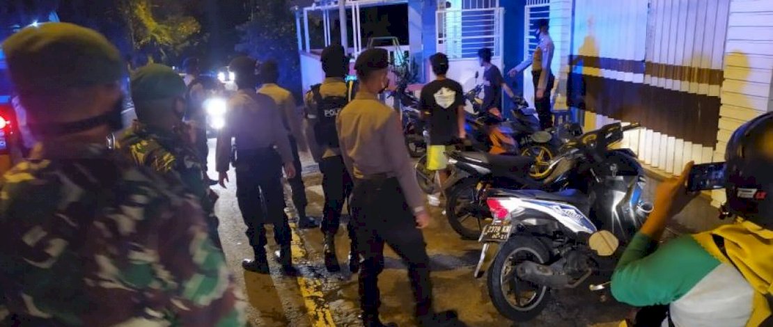 Operasi yang digelar petugas gabungan di Kota Ternate, Senin malam, 20 April 2020.
