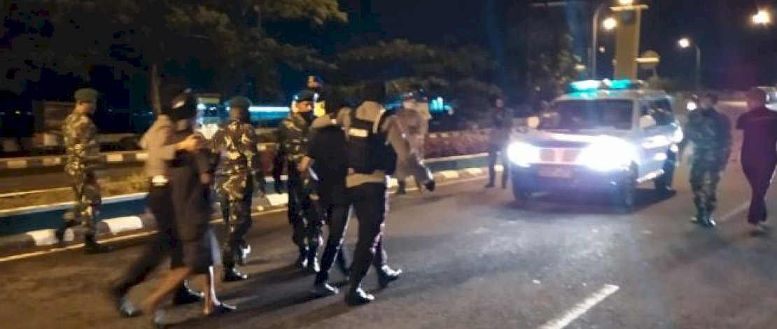 Operasi yang digelar petugas gabungan di Kota Ternate, Senin malam, 20 April 2020.