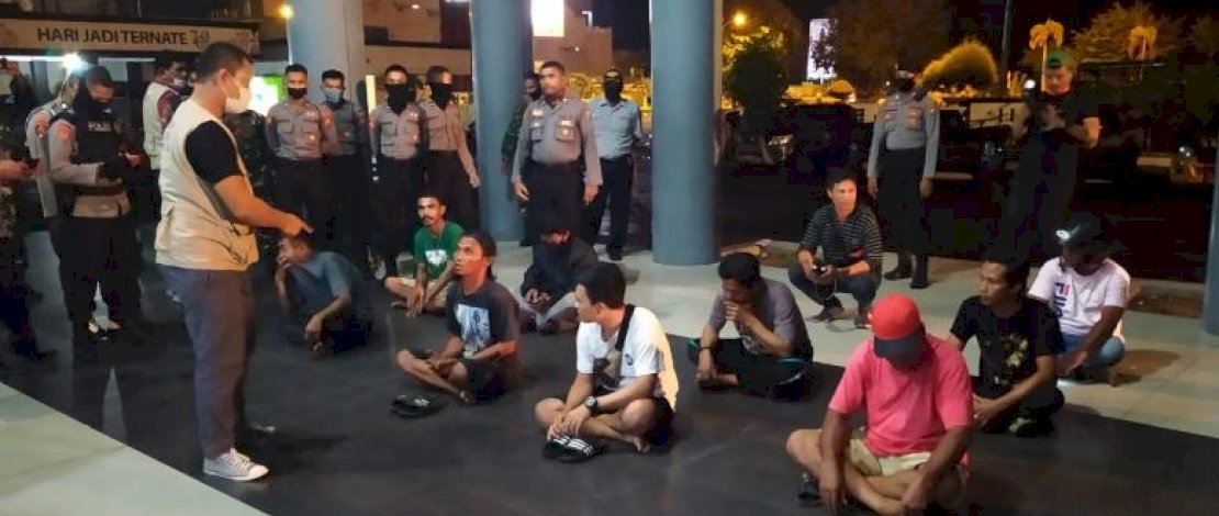 Operasi yang digelar petugas gabungan di Kota Ternate, Senin malam, 20 April 2020.