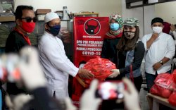 Beri Bantuan APD ke Satgas Covid-19, PDIP Sulsel Salurkan Sembako ke Penggiat Seni