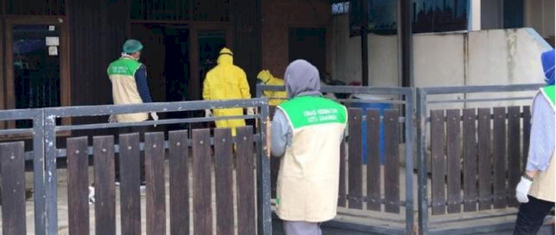 Petugas dari Dinkes Samarinda, menjemput kembali N dari rumahnya. (Suriyatman/Detik.com) Petugas dari Dinkes Samarinda, menjemput kembali N dari rumahnya. (Suriyatman/Detik.com)