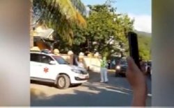 Mengharukan, Warga Mamuju Semangati Penderita Covid-19 Saat Dievakuasi ke RS Sulbar