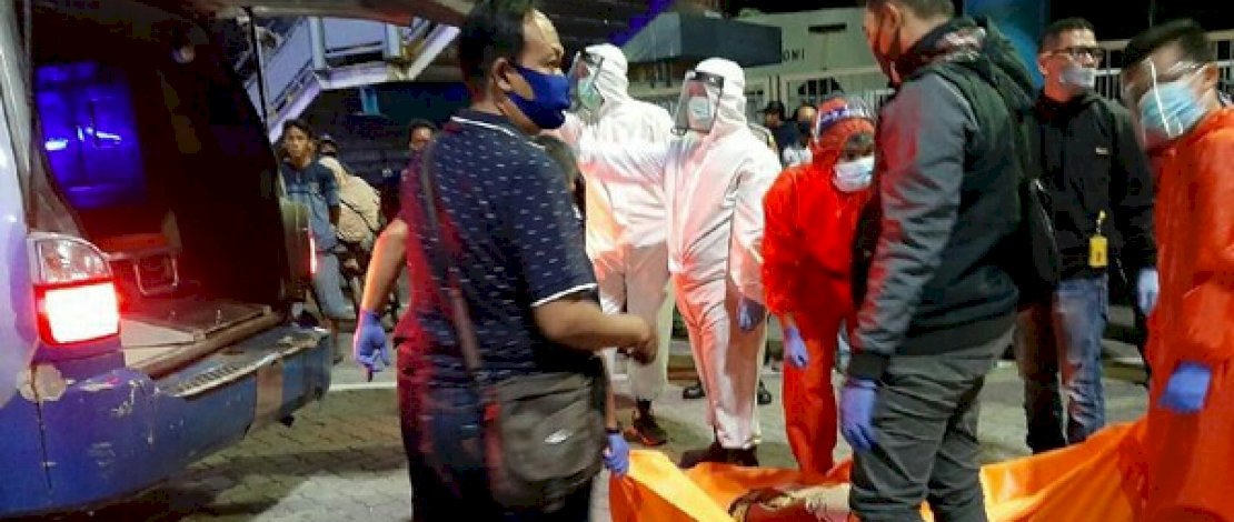 Evakuasi dua mayat dari atas KMP Nusa Putra di Pelabuhan Merak, Banten.