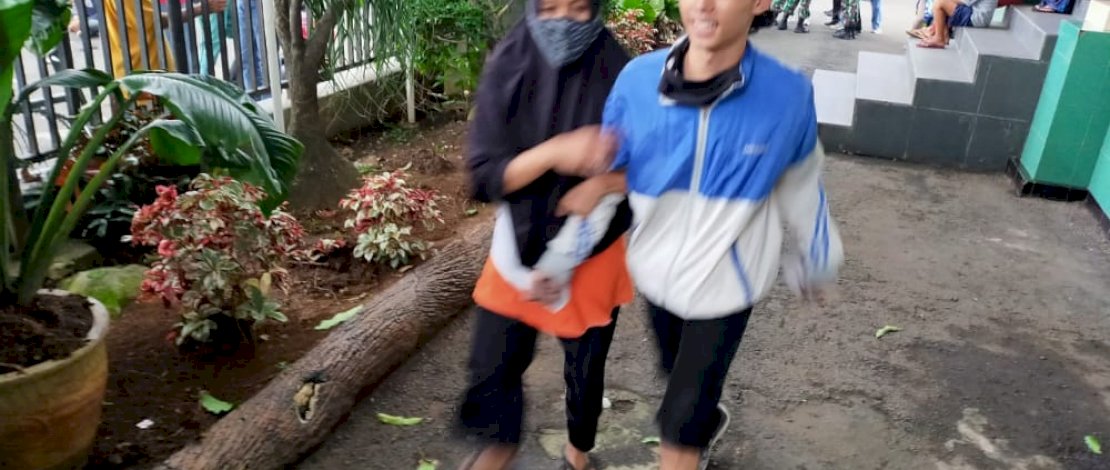 Si pelajar saat dijemput ibunya. IST Si pelajar saat dijemput ibunya. IST