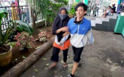 Momen Pelajar Dijemput Paksa Ibunya Saat Lagi Ikut Demo