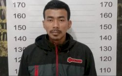 Tak Puas Pukuli Pakai Helm, Pria Ini Tampar Istri Pakai Papan