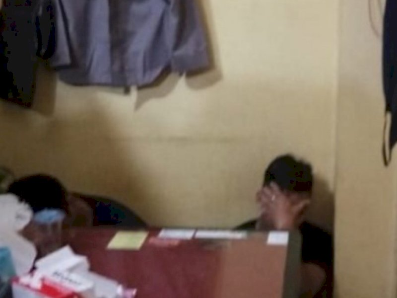 Salah Satu Pelaku Seks Sesama Jenis Menangis Ingat Istri dan Anak