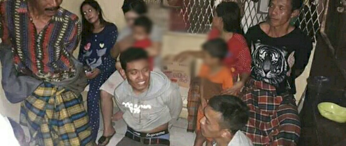 Ros semasa hidup, dan keluarganya di Mapolres Bantaeng.