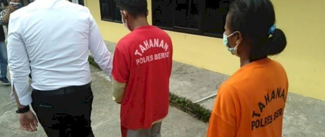 Mona (belakang) dan pacarnya digiring ke Mapolres Berau usai membunuh pasangan kumpul kebonya, Anselmus. (tribun kaltim).