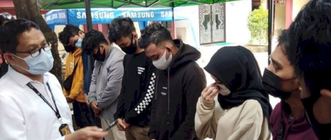 Para tersangka dan saksi pemerkosaan mahasiswi, diamankan di Mapolsek Panakkukang.