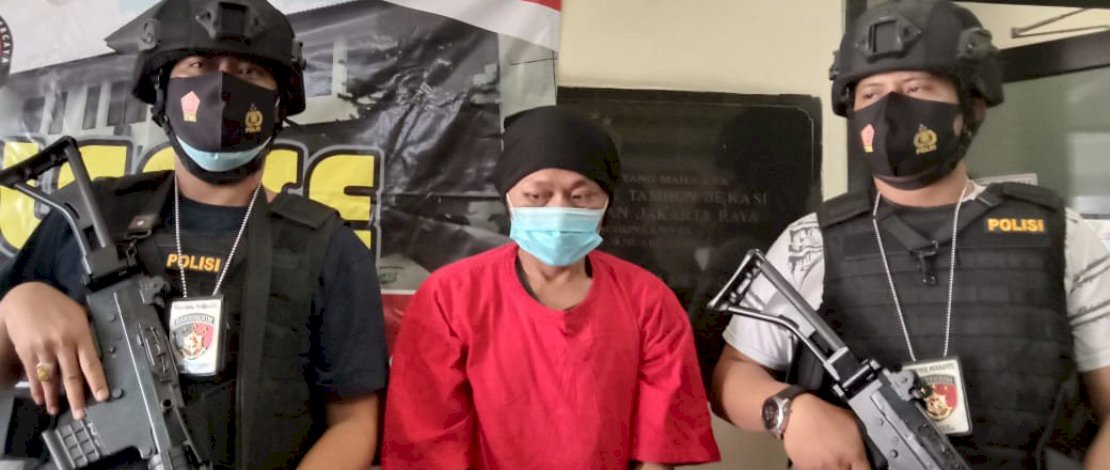 Pelaku pencabulan diapit dua polisi.