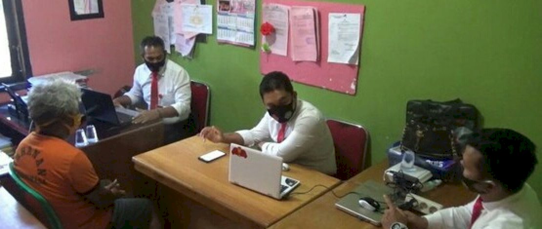 Tersangka pelaku pencabulan, BT (baju oranye) saat diperiksa penyidik Polres Mamasa.