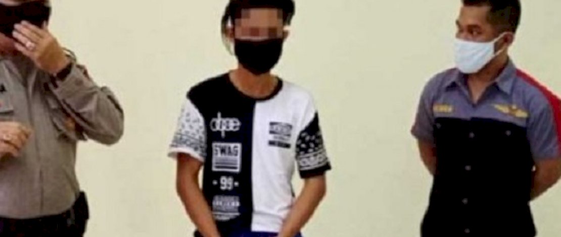 Pelaku pencabulan, AAM (tengah) saat diamankan di Polsek Rumbai Pesisir, Pekanbaru.