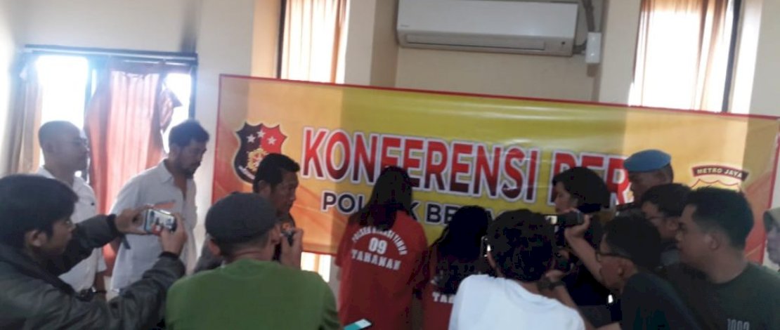 Suasana konferensi pers pembunuhan pengamen wanita akibat cemburu di Bekasi. 