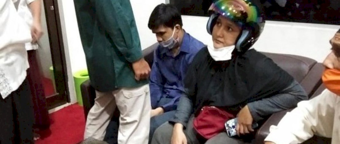 Ustaz Yazid, korban penikaman (jubah dan kopiah putih), dan pelaku penikaman (pria  berkemeja biru yang tertunduk).